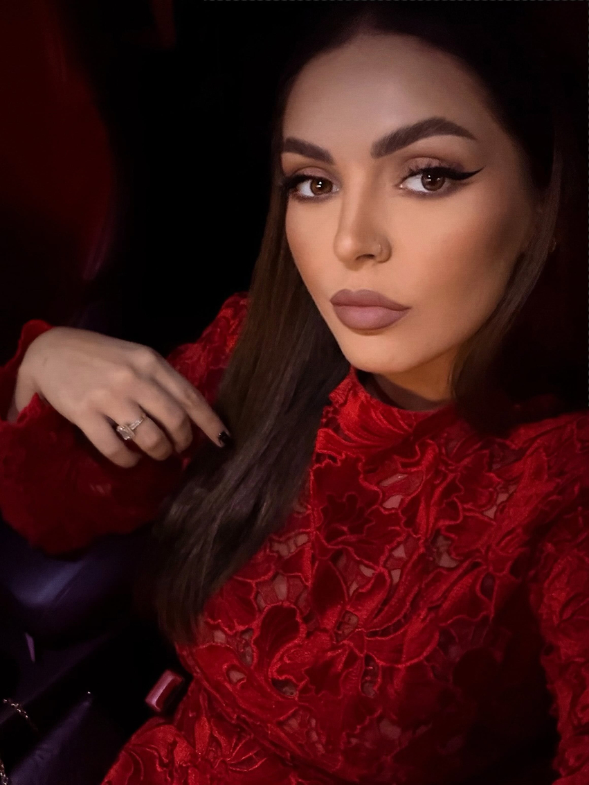Fifi shfaqet me fustan të kuq   pushton  rrjetin me pamjen e re