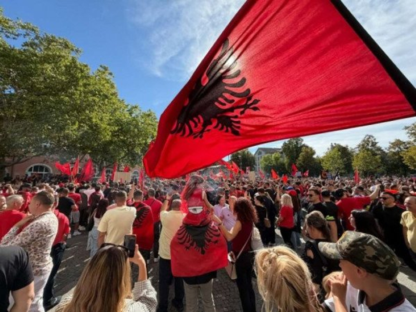 Mërgimtarët protestojnë në Cyrih kundër vendimit të Hagës ndaj drejtuesve të UÇK së