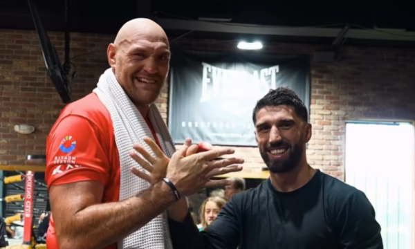 Me Tyson Furyn në krah, boksieri shqiptar bën shqiponjën dykrenare