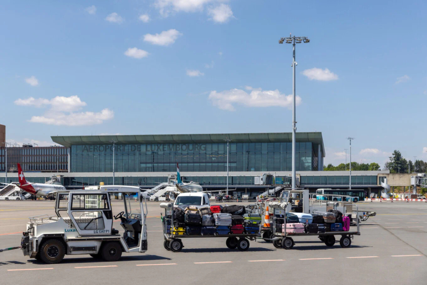 Dronë mbi aeroportin e Luksemburgut  Pezullohen fluturimet  1 800 pasagjerë të prekur