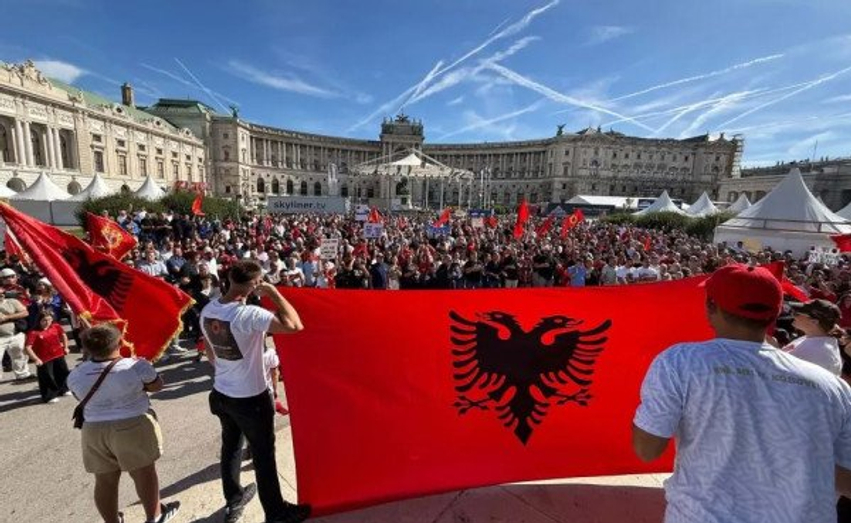 Protestë në Vjenë kundër aktgjykimit të Speciales   Jo në emrin tim    Liri për çlirimtarët e Kosovës 