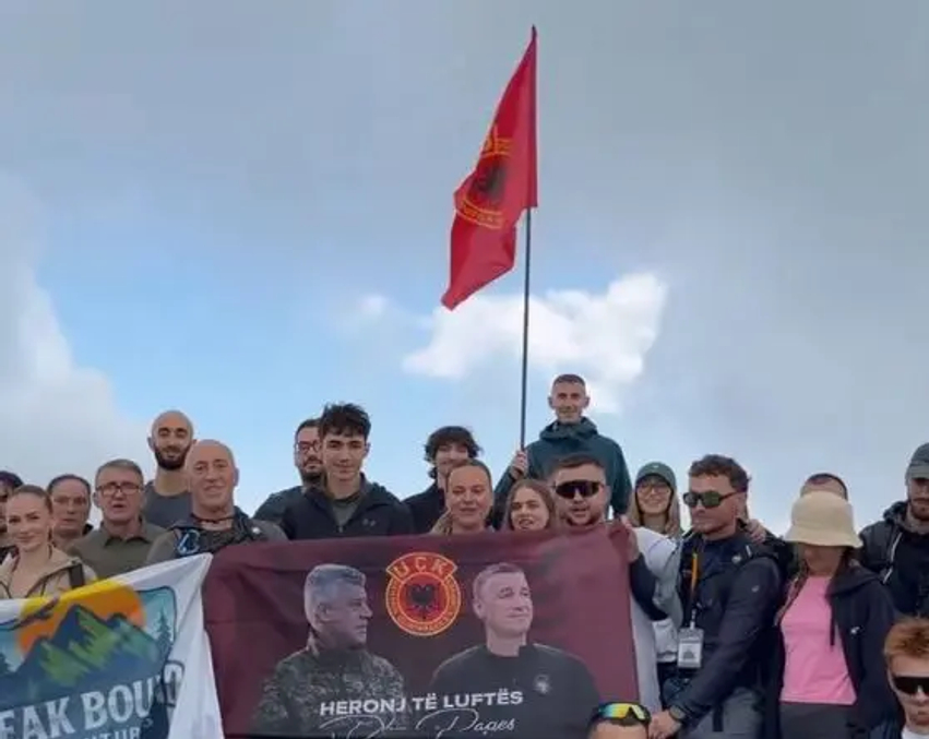 Haradinaj ngjitet në majën e Rupës  valon flamuri i UÇK së