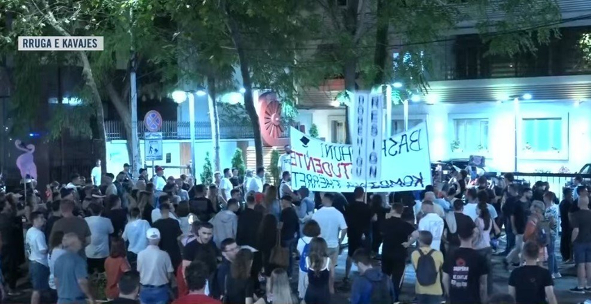  Nesër më shumë    Përfundon protesta e 113 të kundër qeverisë dhe kryeministrit  qytetarët të vendosur  Edi Rama  jep dorëheqjen 