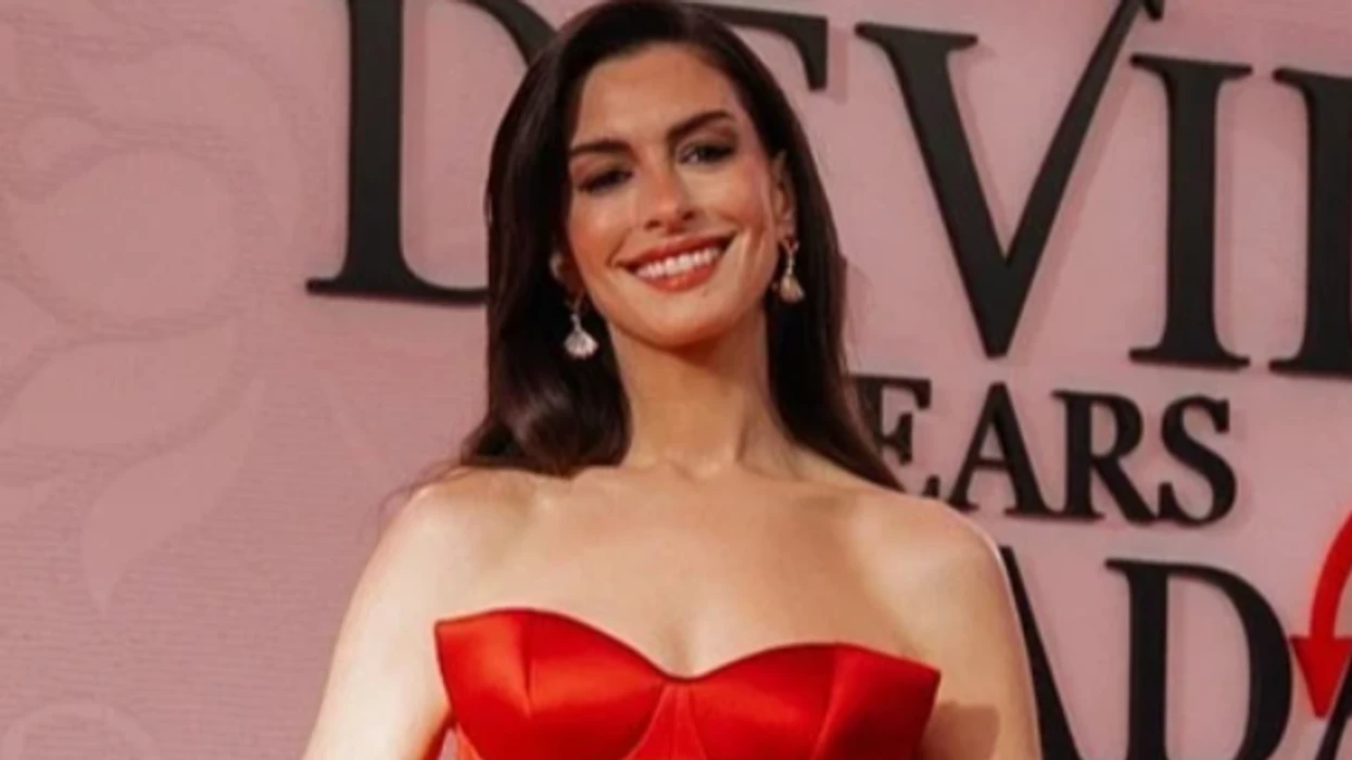 Anne Hathaway tërheq vëmendjen në New York me një stil elegant dhe bizhuteri me vlerë mijëra euro