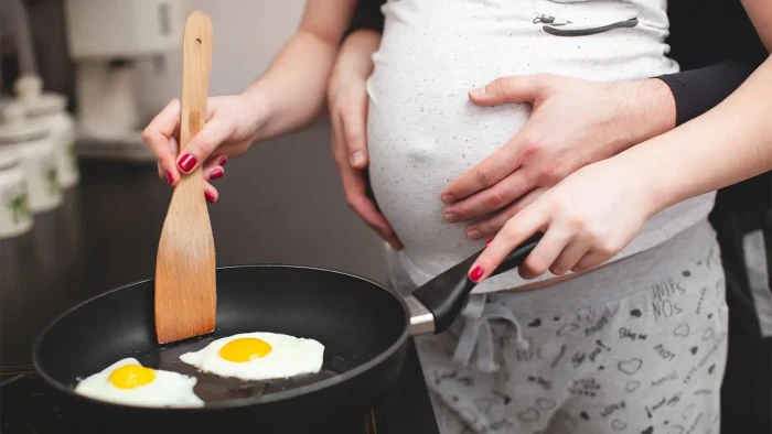 Më shumë vezë dhe kikirikë në shtatzëni nuk e ulin rrezikun e alergjive te foshnja