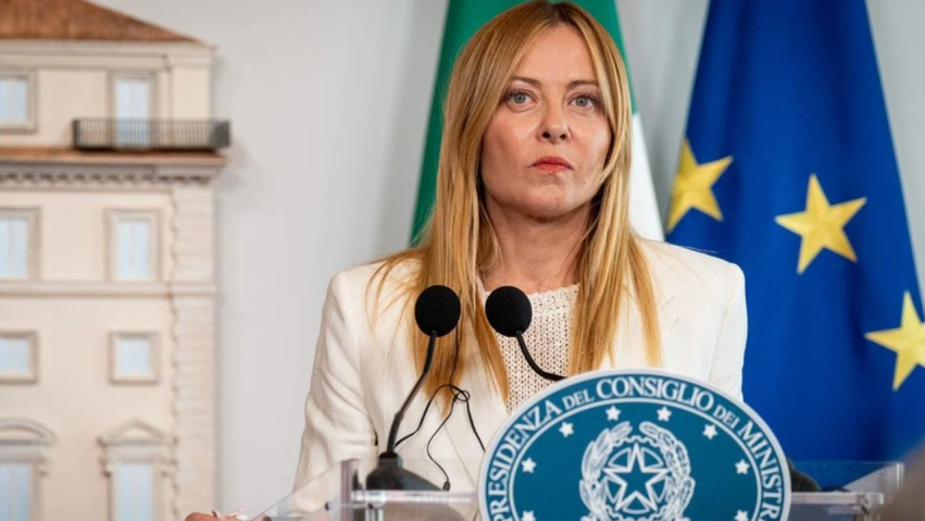 Meloni paralajmëron masa të reja në shkollat në Itali  Kufizim për nxënësit e huaj dhe ndalim të burkave e hixhabeve