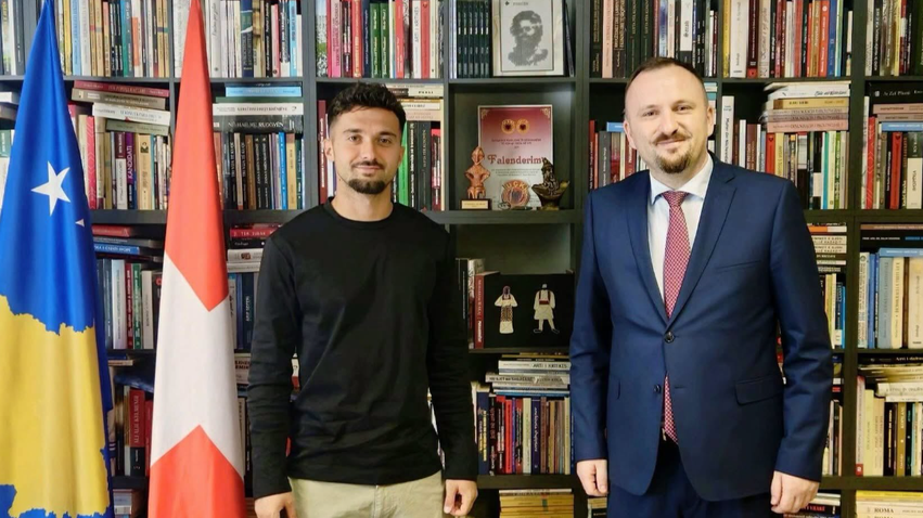 Krasniqi pajiset me pasaportën e Kosovës para ndeshjeve të Dardanëve