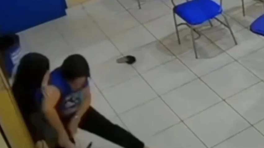 Pamje të rënda në shkollë  nxënësja sulmon me thikë mësuesen pasi nuk ishte dakord me notën
