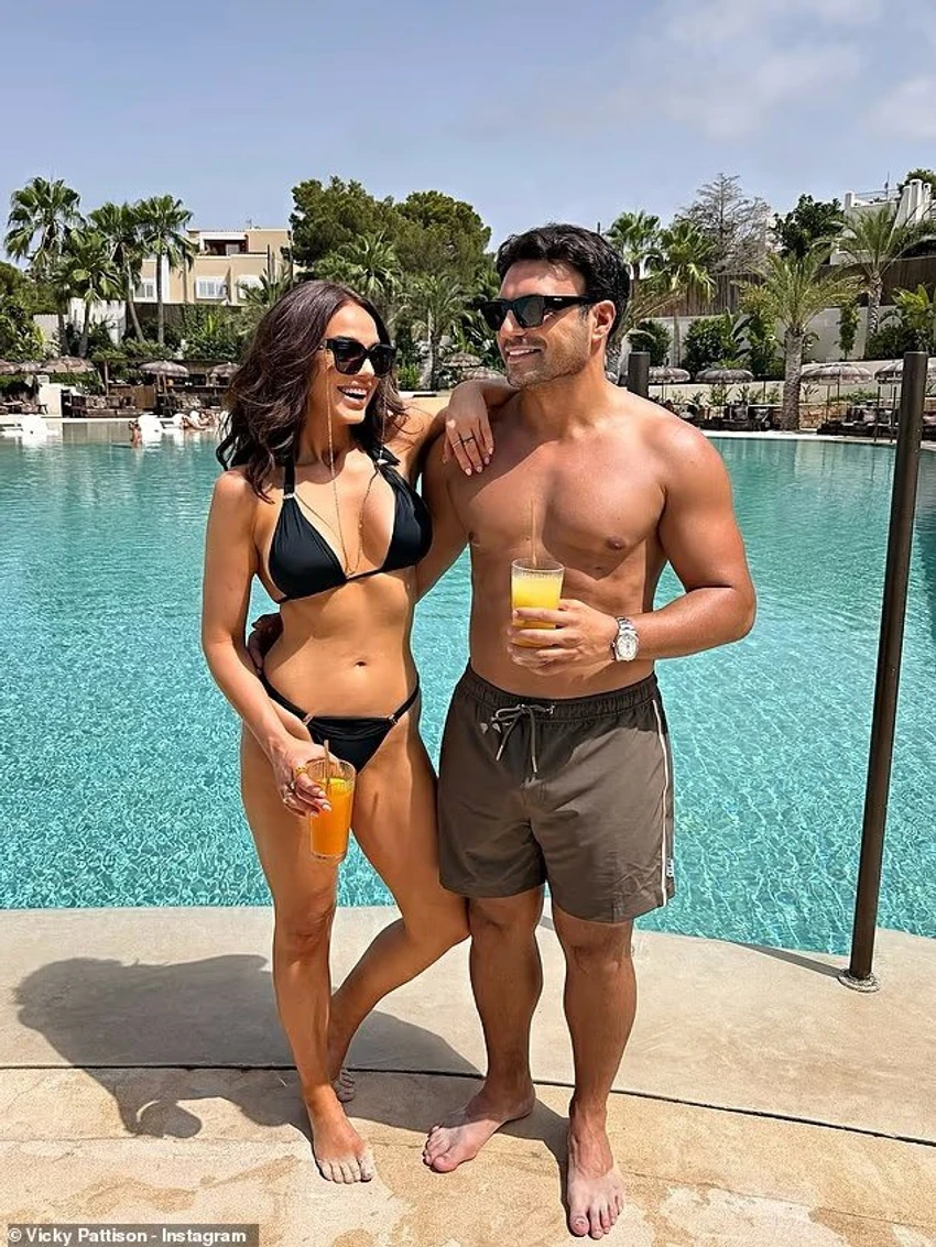 Vicky Pattison pozon me bikini dhe bën dozë tekile me bashkëshortin Ercan, ndërsa ndan foto nga vera e saj plot argëtim. 2 Image