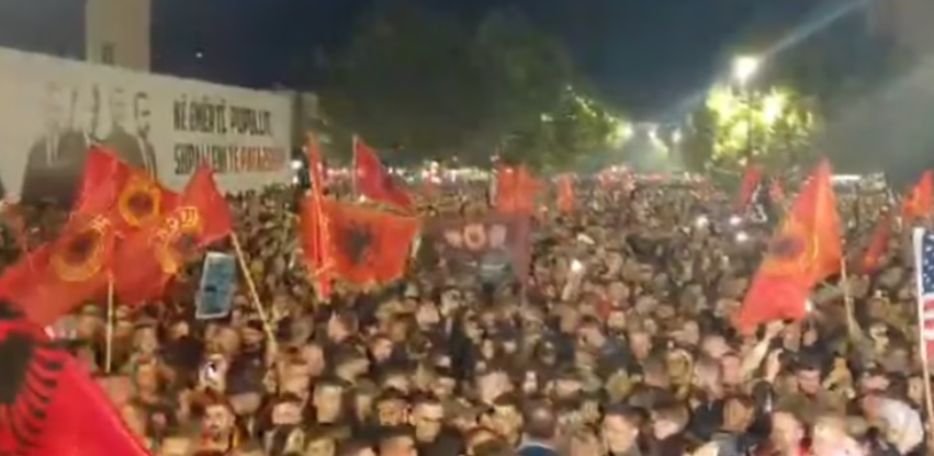 Shpërndahen protestuesit në shesh  përfundon protesta