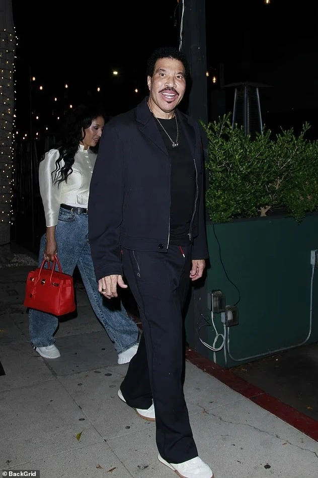 Lionel Richie shfaqet i buzëqeshur në daljen e parë pas shtrimit në spital