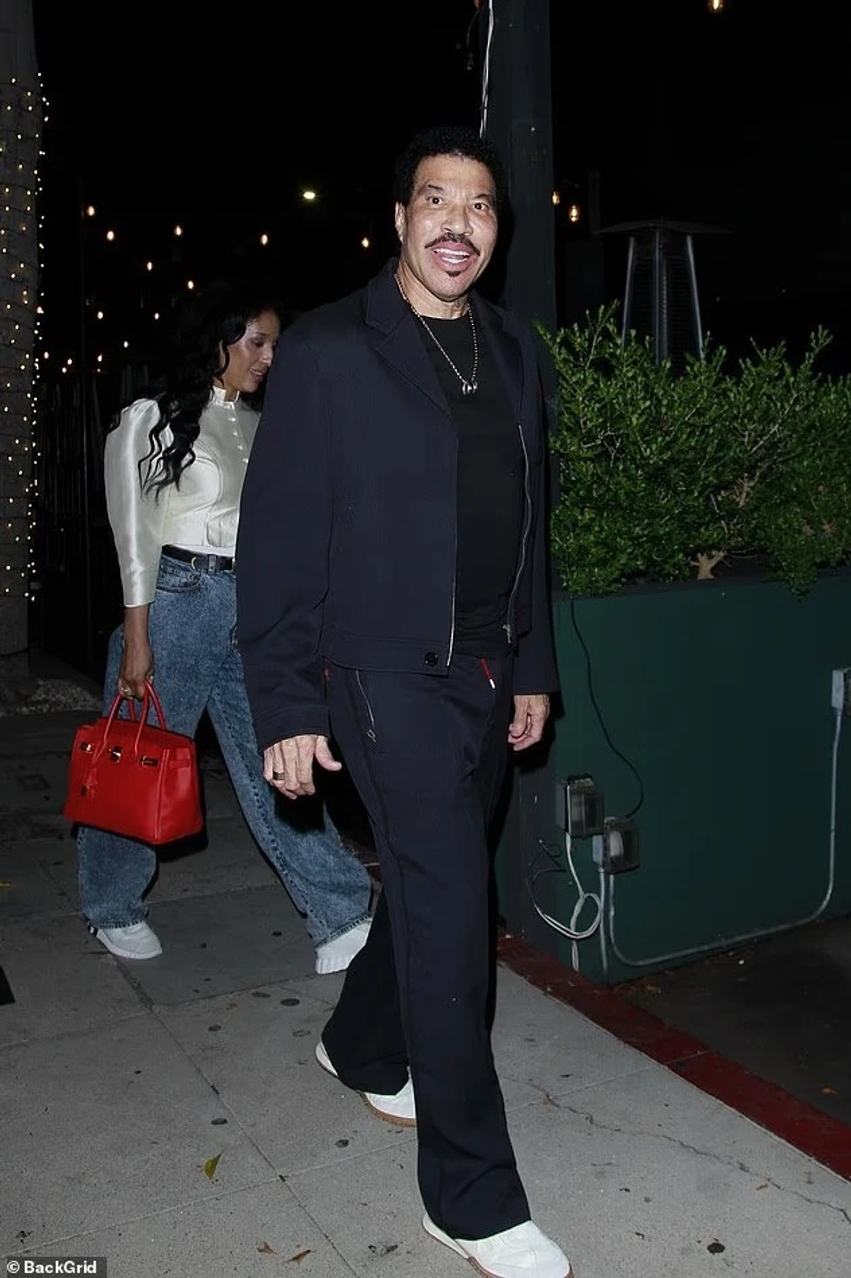 lionel-richie-shfaqet-i-buzeqeshur-ne-daljen-e-pare-pas-shtrimit-ne-spital
