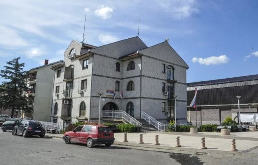 Vetura godet shtyllën elektrike  një pjesë e qendrës së Zubin Potokut mbetet pa rrymë