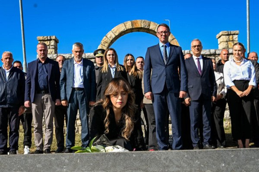Haxhiu nderon me homazhe Fehmi dhe Xhevë Lladrovcin