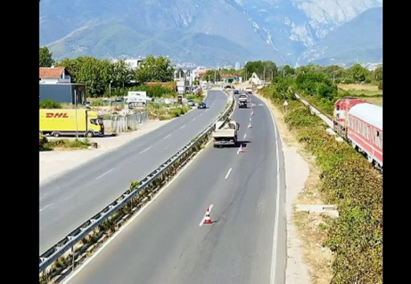 Vazhdon mirëmbajtja e rrugëve në vendin tonë