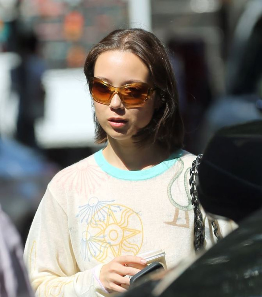 Laufey tërheq vëmendjen me stilin elegant gjatë largimit nga hoteli në New York 2 Image