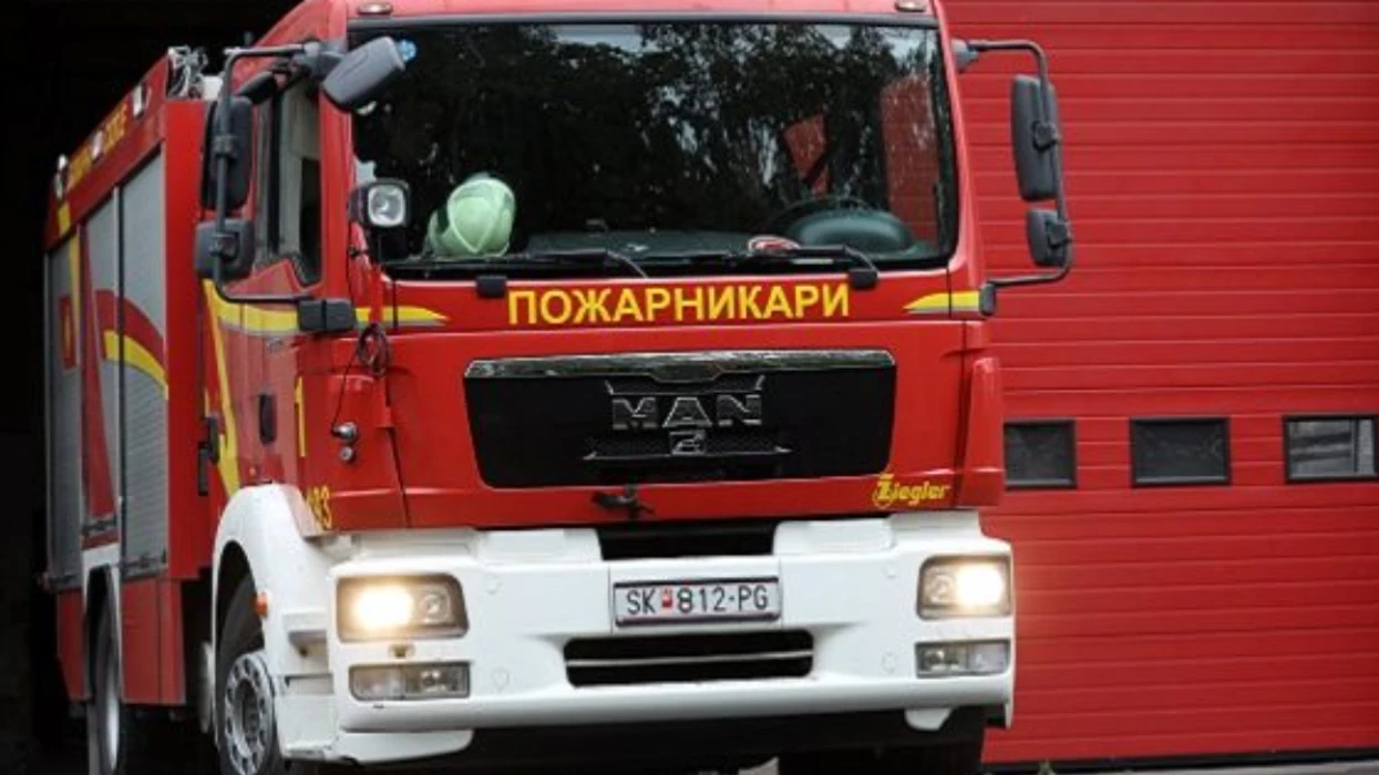 Shpërthen zjarr në një depo për ngjyra në Shkup, zjarrfikësit në terren