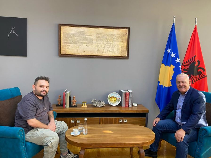noga-shfaqet-ne-takim-me-ministrin-svecla-miku-i-familjes-takimi-qe-ngjall-shume-kureshtje