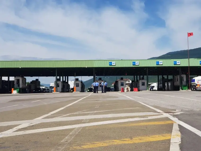 Katër migrantë gjenden në një veturë në Vërmicë