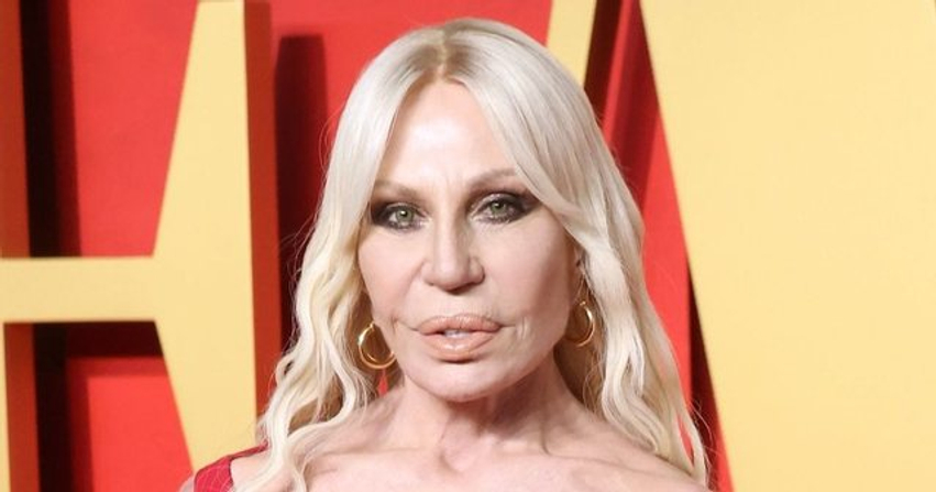 Donatella Versace njofton rikthimin e saj në industrinë e modës  Stilistja italiane nis partneritetin me Revolve