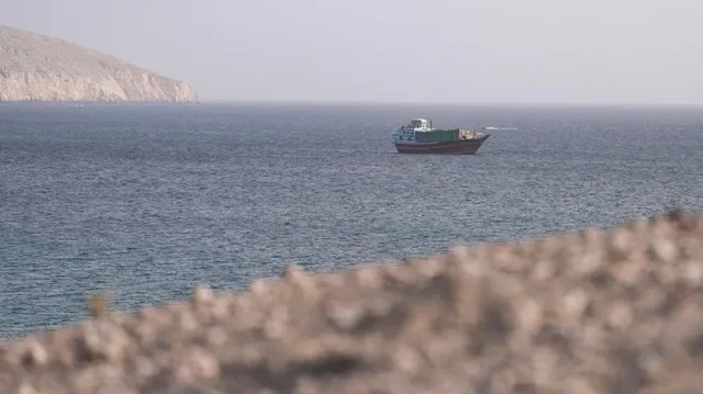 Anija e mallrave goditet nga një predhë në Hormuz, raportohet për viktima
