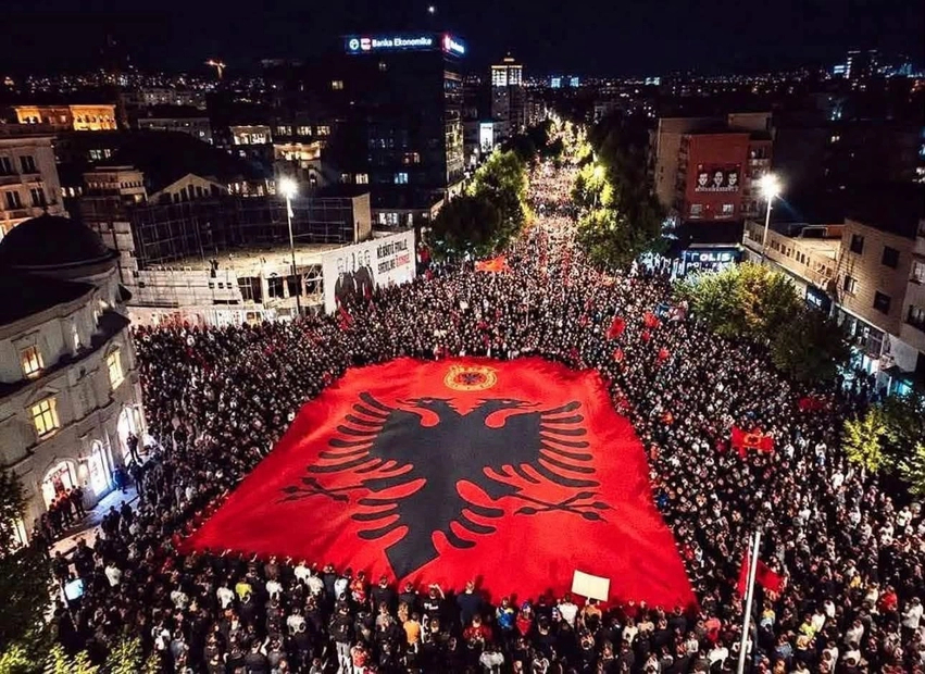 Kush po e nxit dhunën  a mund të ketë ndikim të jashtëm  Eksperti kërkon hetim për protestat pas vendimit të Hagës