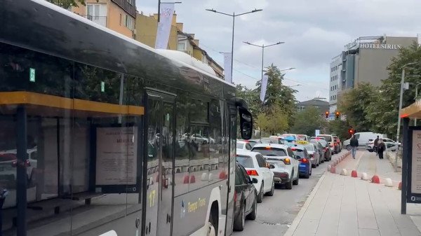 ​Aktivizimi i semaforëve bllokon rrugën “Agim Ramadani” në Prishtinë
