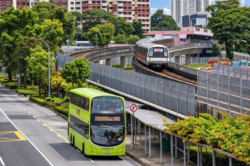 Singapori dënon me qindra pasagjerët që ndotin transportin publik