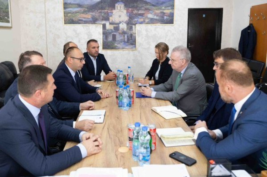 ambasadori-i-be-se-schuebel-fton-kryetaret-te-bashkepunojne-me-nivelin-qendror