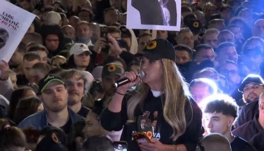 Leonora Jakupi në protestë  Të mos e harrojmë vlerën tonë më të shtrenjtë  UÇK në