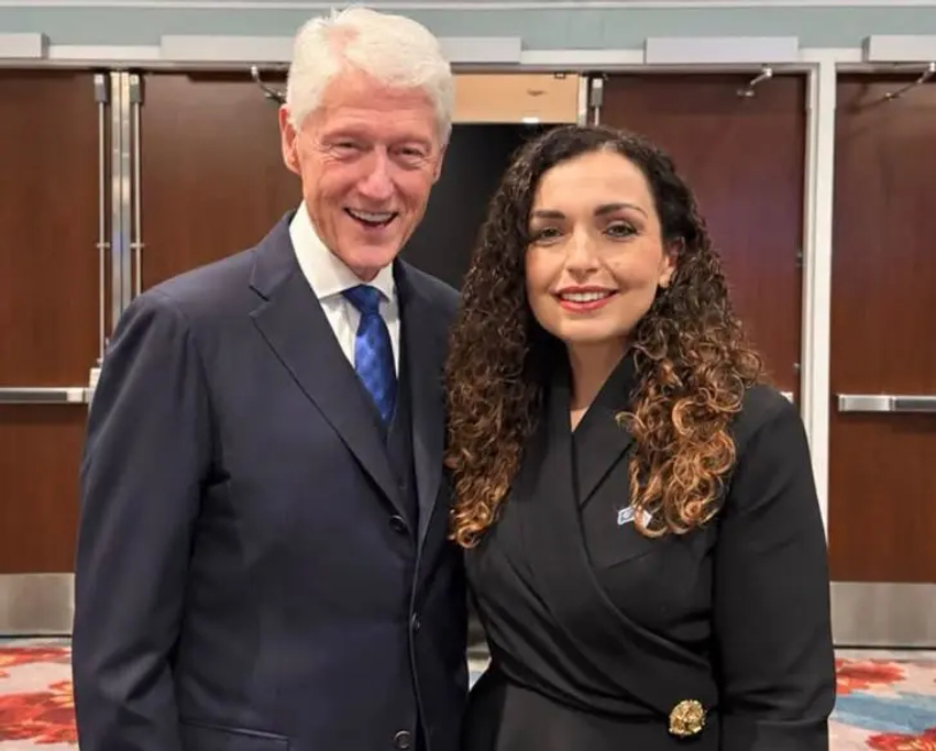 te-buzeqeshur-e-krah-per-krah-vjosa-osmani-takon-bill-clintonin