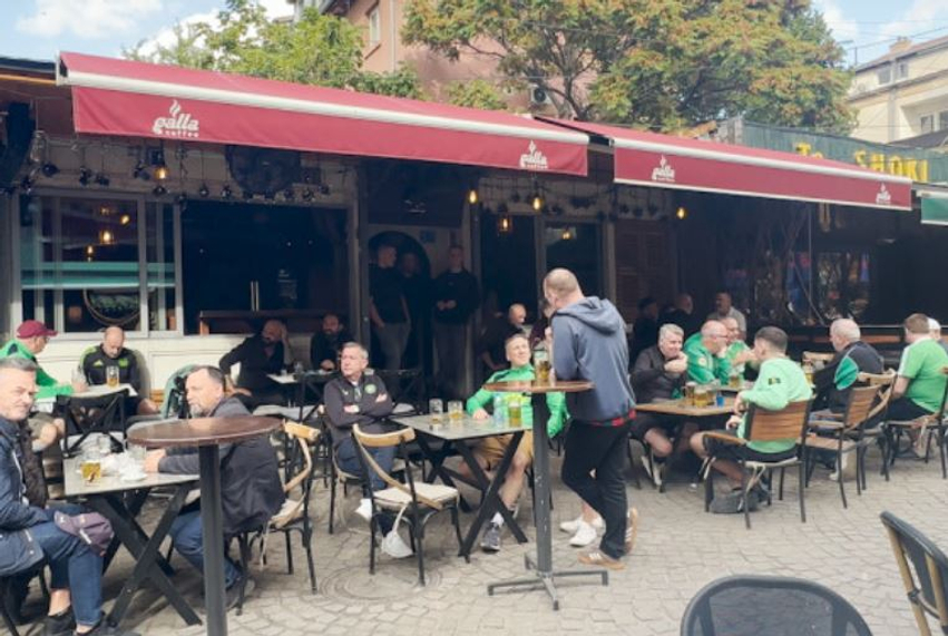 Irlandezët të mahnitur nga mikpritja në Prishtinë  por nuk i njohin lojtarët e Kosovës