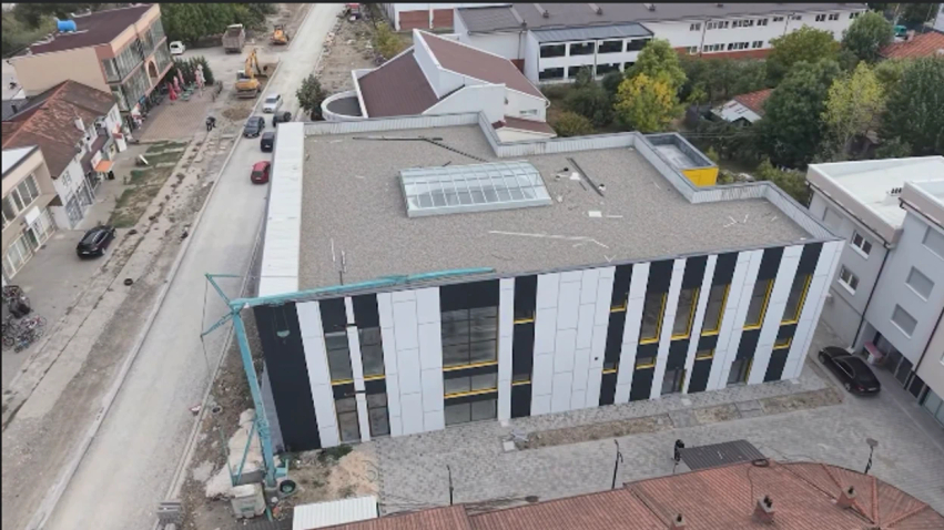 Qendra Multifunksionale në Podujevë drejt përfundimit