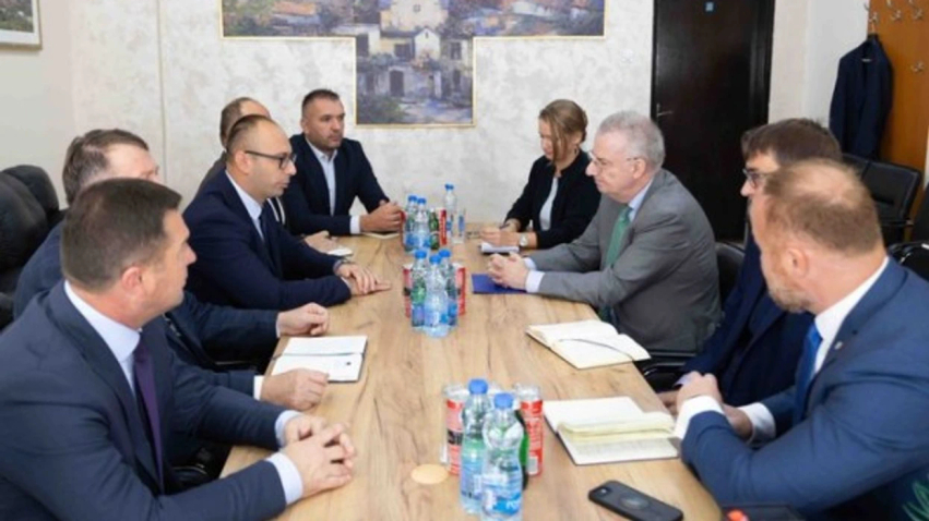 Ambasadori i BE së Schuebel fton kryetarët e veriut të bashkëpunojnë me nivelin qendror