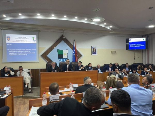 ​99 hektarët në Kçiq tensionojnë seancën e KK të Mitrovicës, përplaset Peci me banorë