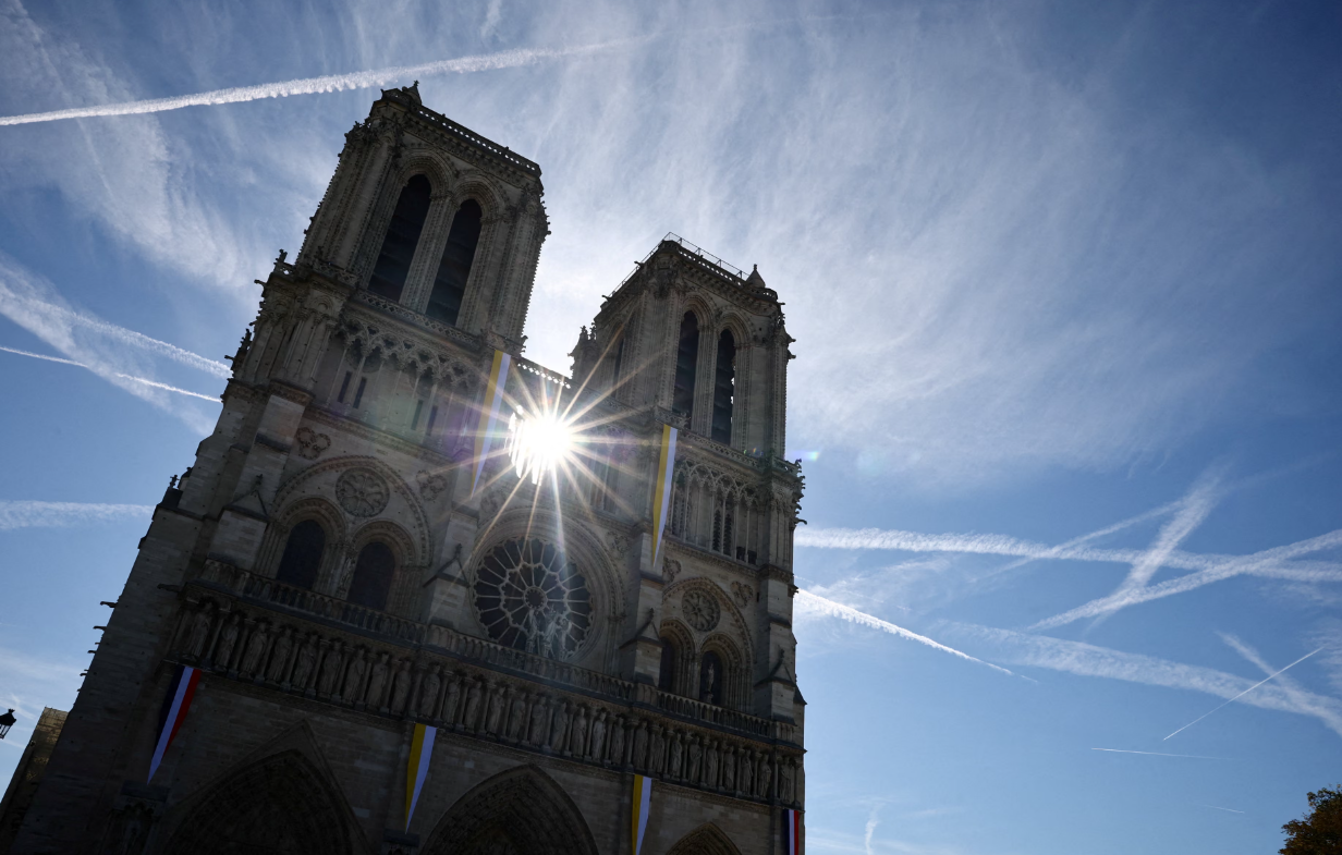 Katedralja "Notre Dame" e dekoruar me flamujt e Vatikanit, nd&euml;rsa vazhdojn&euml; p&euml;rgatitjet p&euml;r vizit&euml;n e Papa Leonit...
