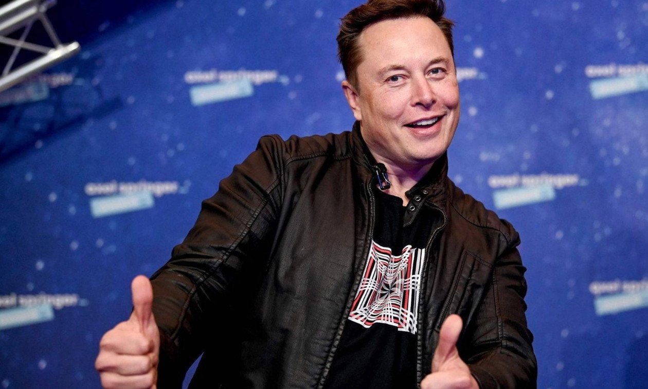 E pazakontë! Pse Elon Musk jeton në një rimorkio?