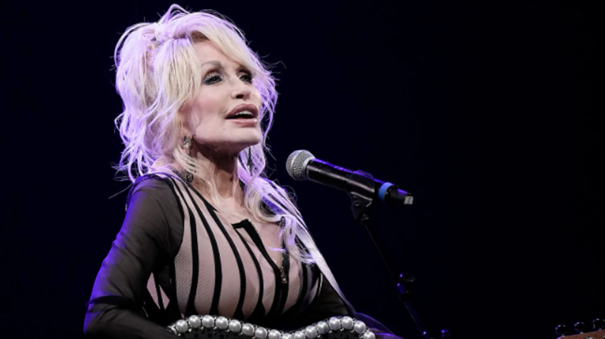 dolly-parton-lejoi-vetem-nje-person-ta-vizitonte-ne-ditet-e-fundit-te-jetes