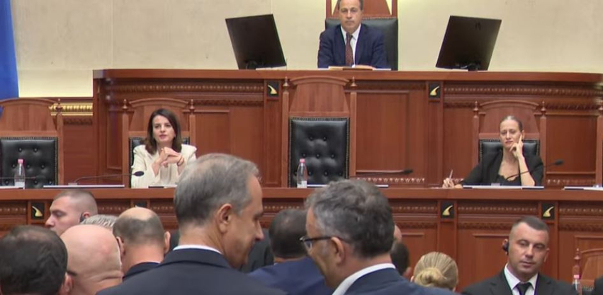 Rrëzohet kërkesa e PD për debat për masën ndaj kreut të SHISH  deputetët bllokojnë foltoren