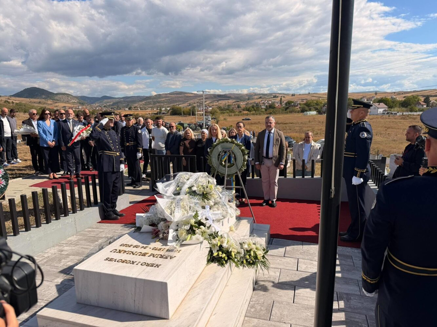 Shefi i EULEX it dhe ambasadorët e akredituar bëjnë homazhe te varri i Afrim Bunjakut