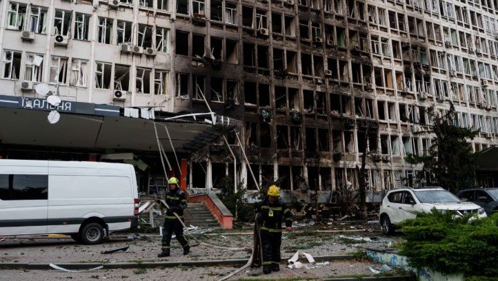 Breshëri sulmesh nga Rusia dhe Ukraina, në shënjestër kompanitë e logjistikës dhe zonat e banimit
