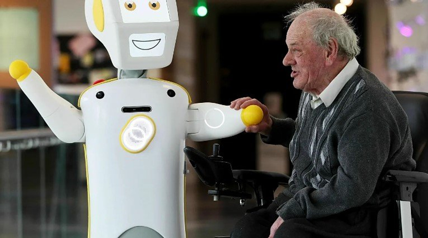 Terapi dhe rehabilitim  robotët testohen për të ndihmuar të moshuarit në Paris