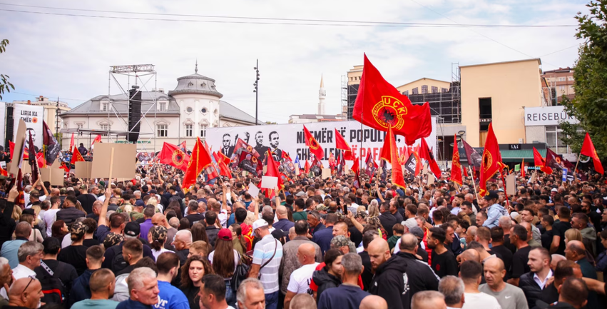 protesta-ne-qytetet-e-kosoves-kunder-aktgjykimit-te-speciales