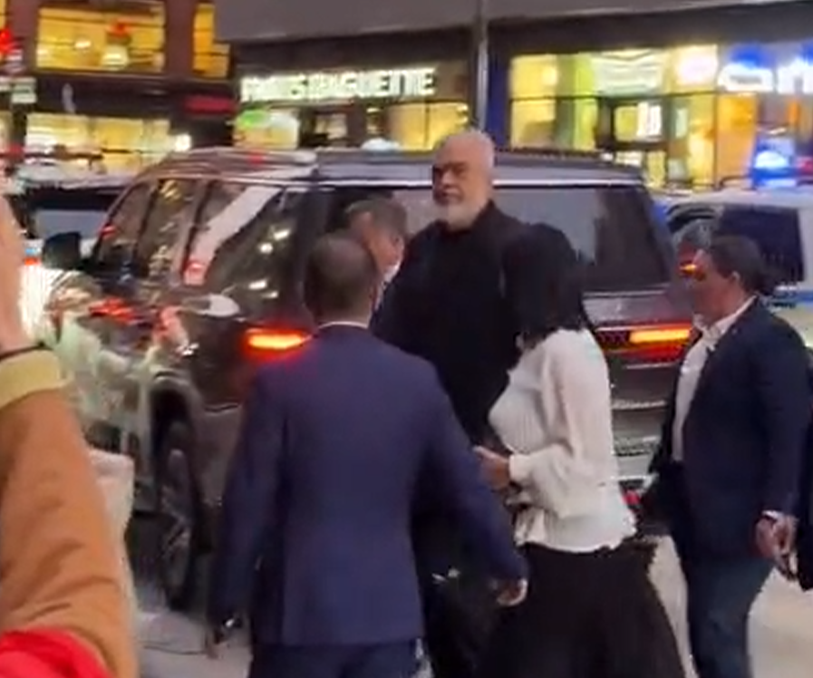 Incident në New York/ Edi Rama përballet me protestuesit, qëllohet me vezë