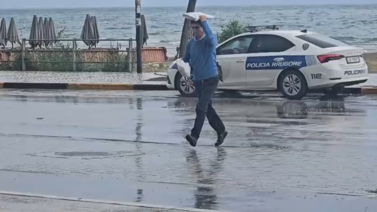 Moti ‘përmbys’ planet e pushuesve, shiu dhe era boshatisin Lungomaren në Vlorë