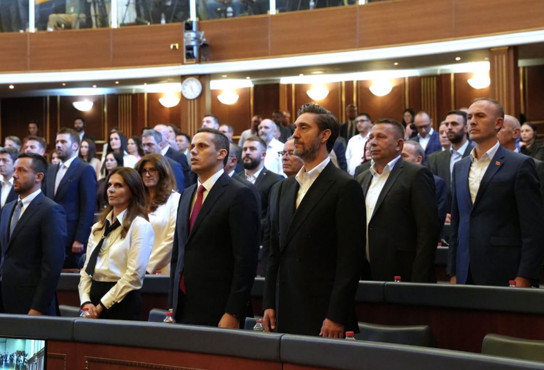 “Specialja nuk e njollosi UÇK-në” – Qarri kritikon PDK-në për kushtëzimet në Kuvend
