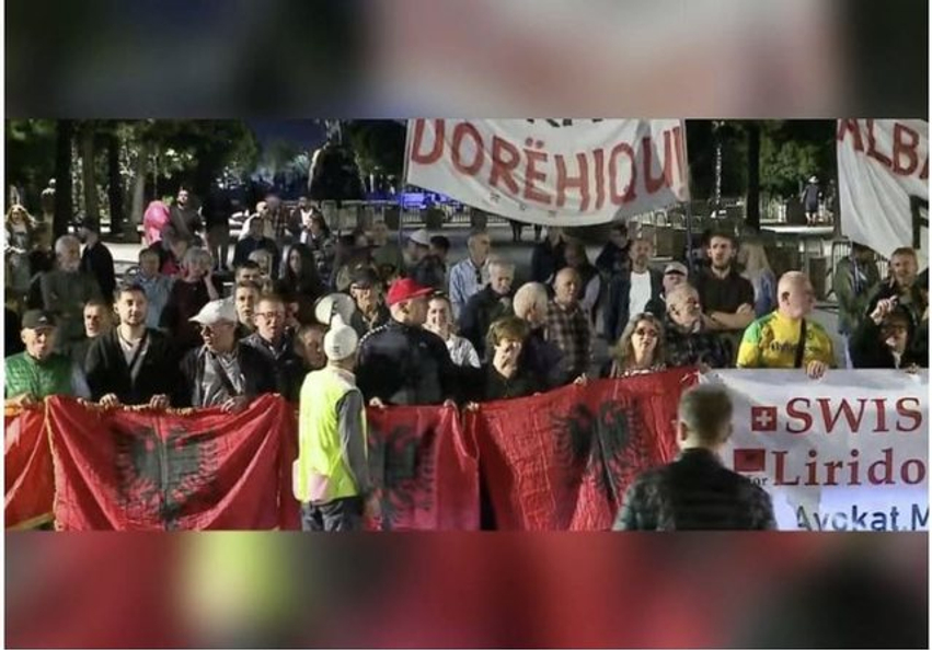  Jepe dorëheqjen    Protestuesit  para Kryeministrisë në ditën e 119 të të qëndresës