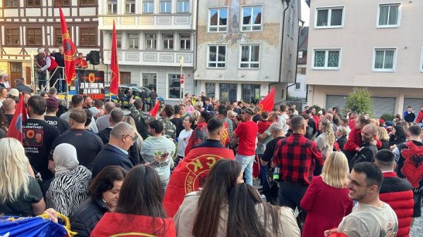 ​Diaspora në këmbë, shqiptarët në Ulm kërkojnë drejtësi për çlirimtarët