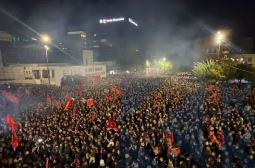 Nipi i Fahri e Bahri Fazliut   Liria nuk erdhi falas   mesazh nga protesta në shesh