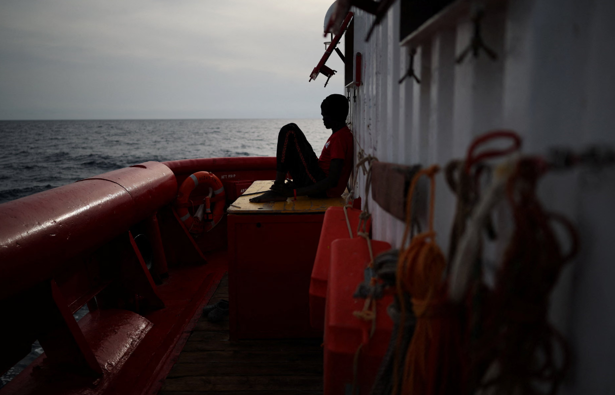 Sudani, nj&euml; emigrant 24-vje&ccedil;ar nga Sudani i Jugut, v&euml;shtron detin nd&euml;rsa anija e shp&euml;timit e "SOS Mediterranee"...